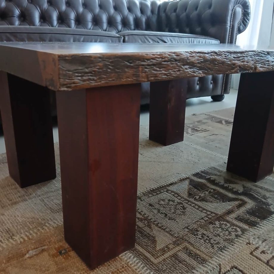 Mesa frente sofá