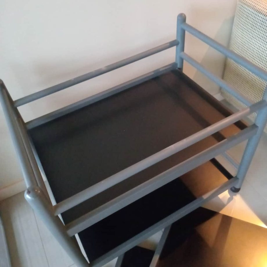 Mesa bar con ruedas