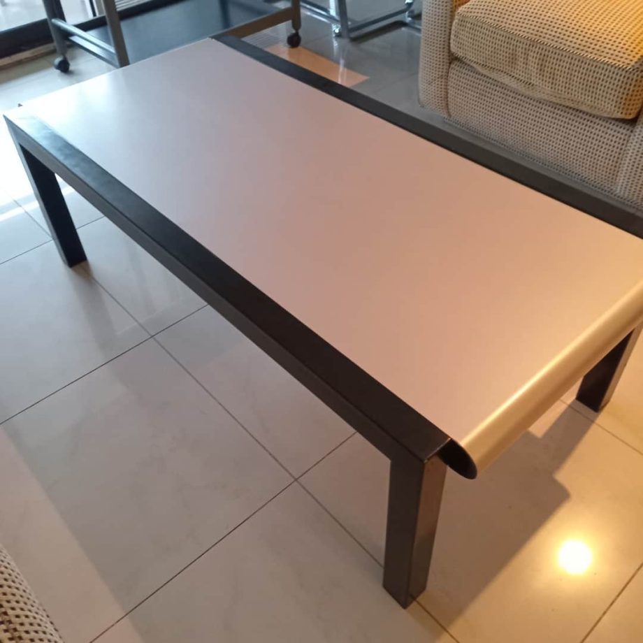 Mesa frente sofá
