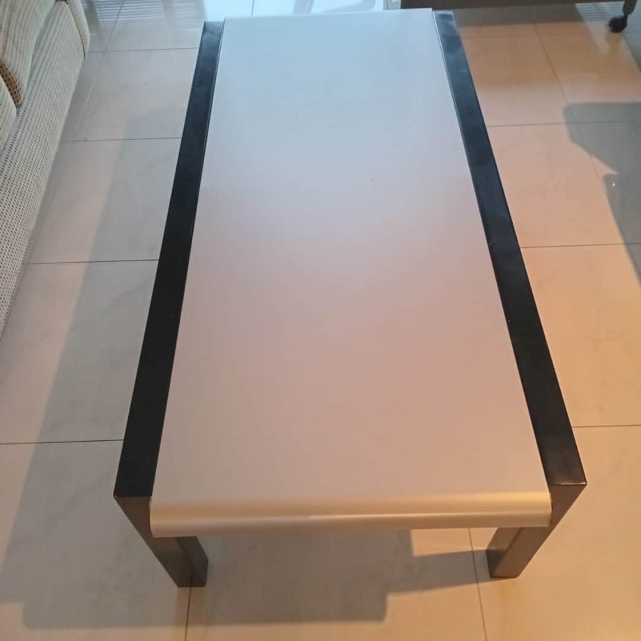 Mesa frente sofá