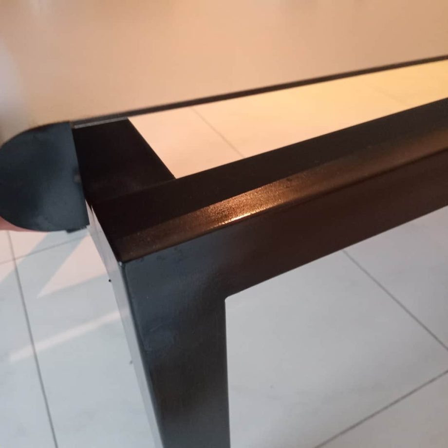 Mesa frente sofá