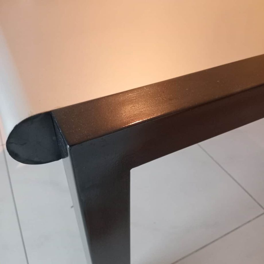 Mesa frente sofá