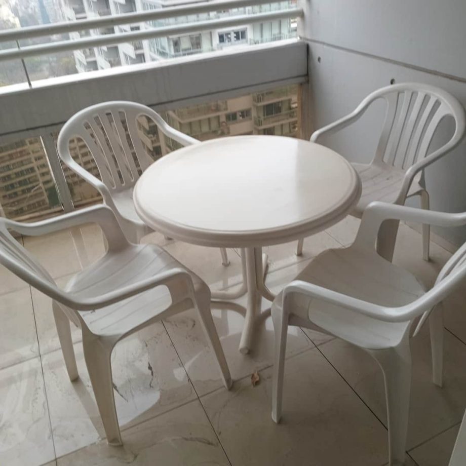 Mesa y sillas de jardín