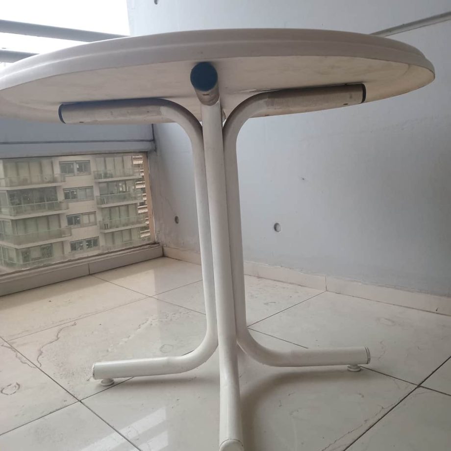 Mesa y sillas de jardín