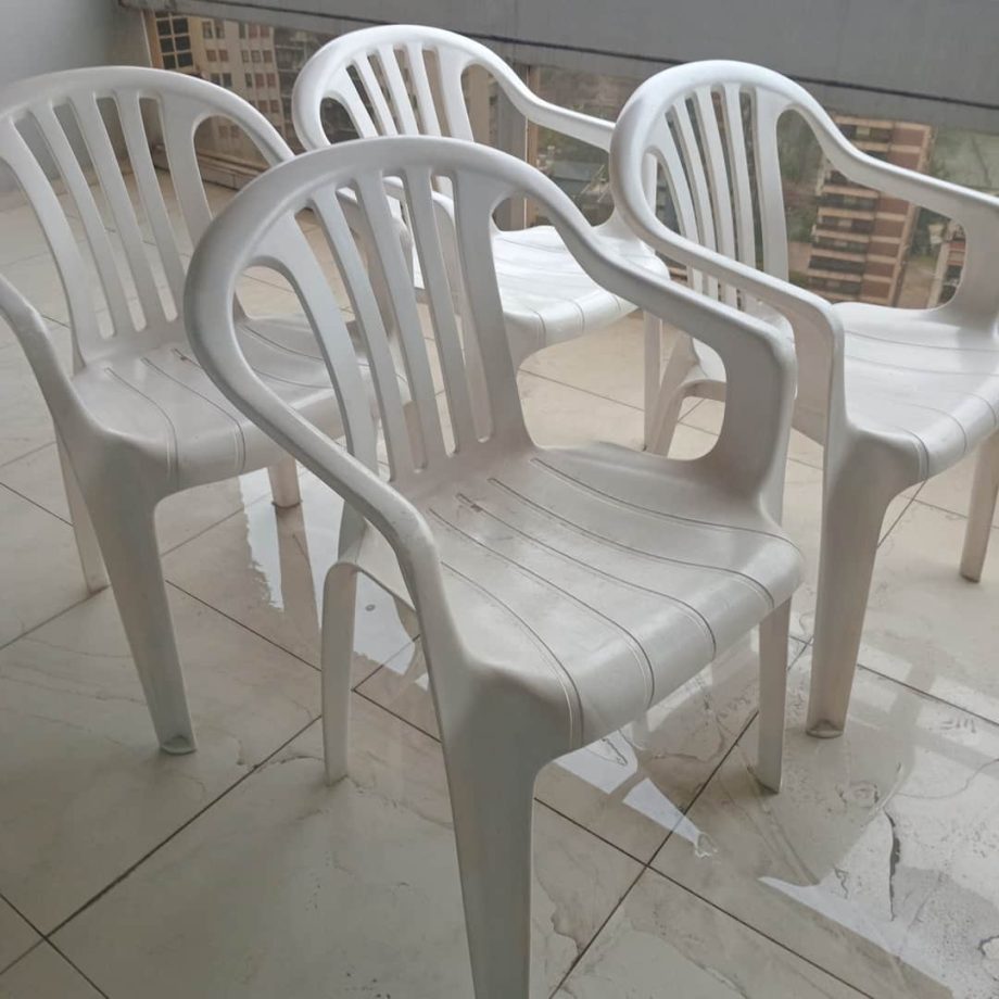 Mesa y sillas de jardín