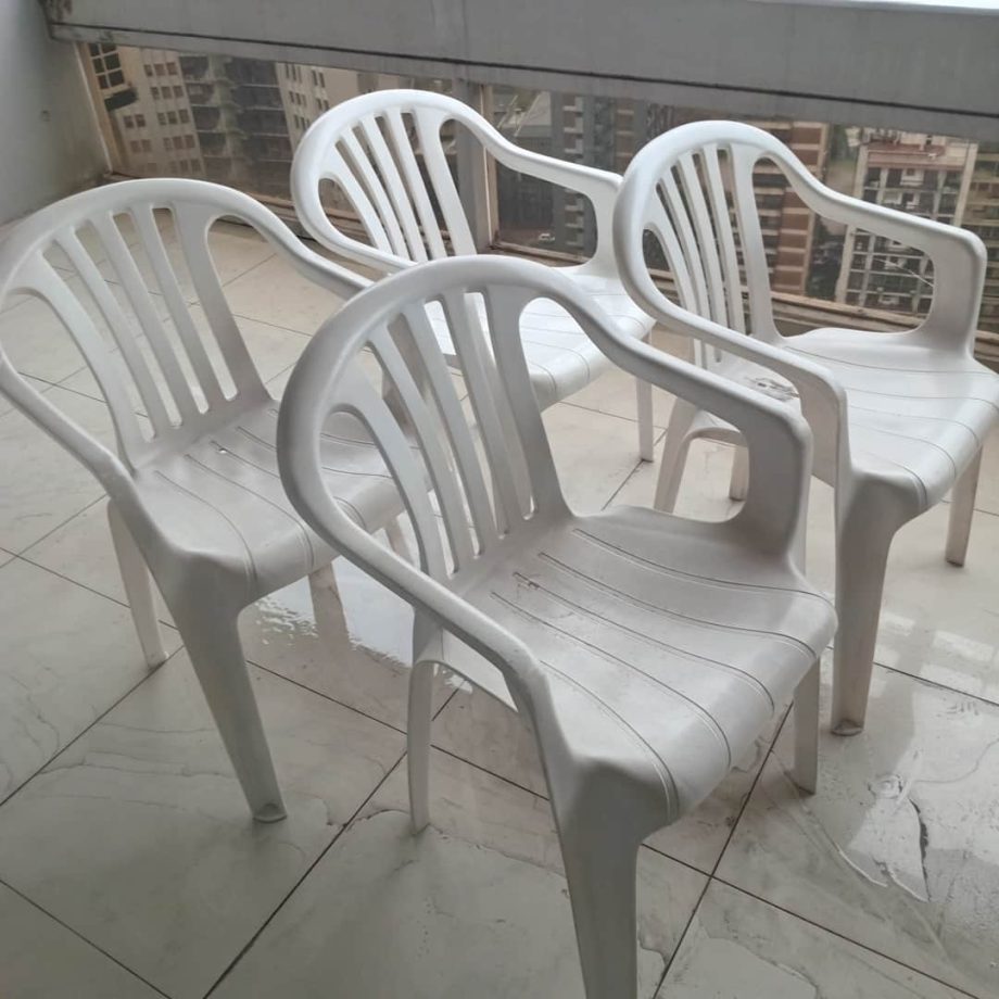 Mesa y sillas de jardín