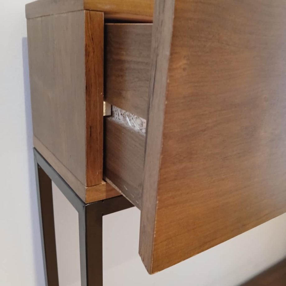 Consola en hierro y madera