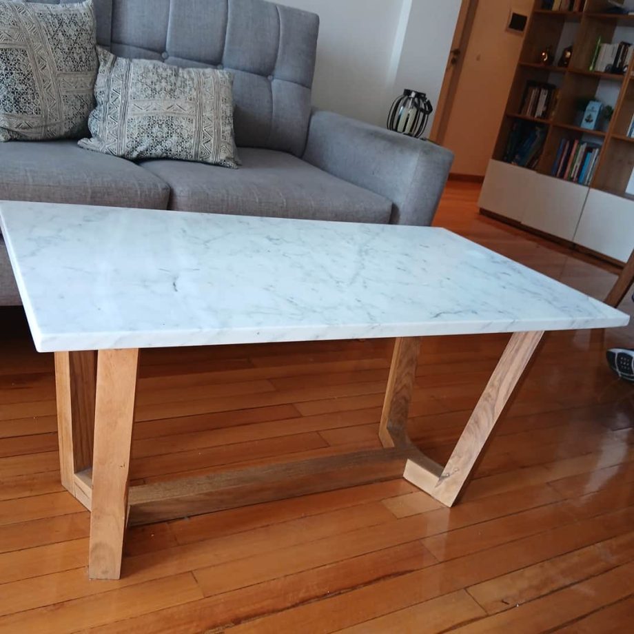 Mesa frente sofá tapa de mármol