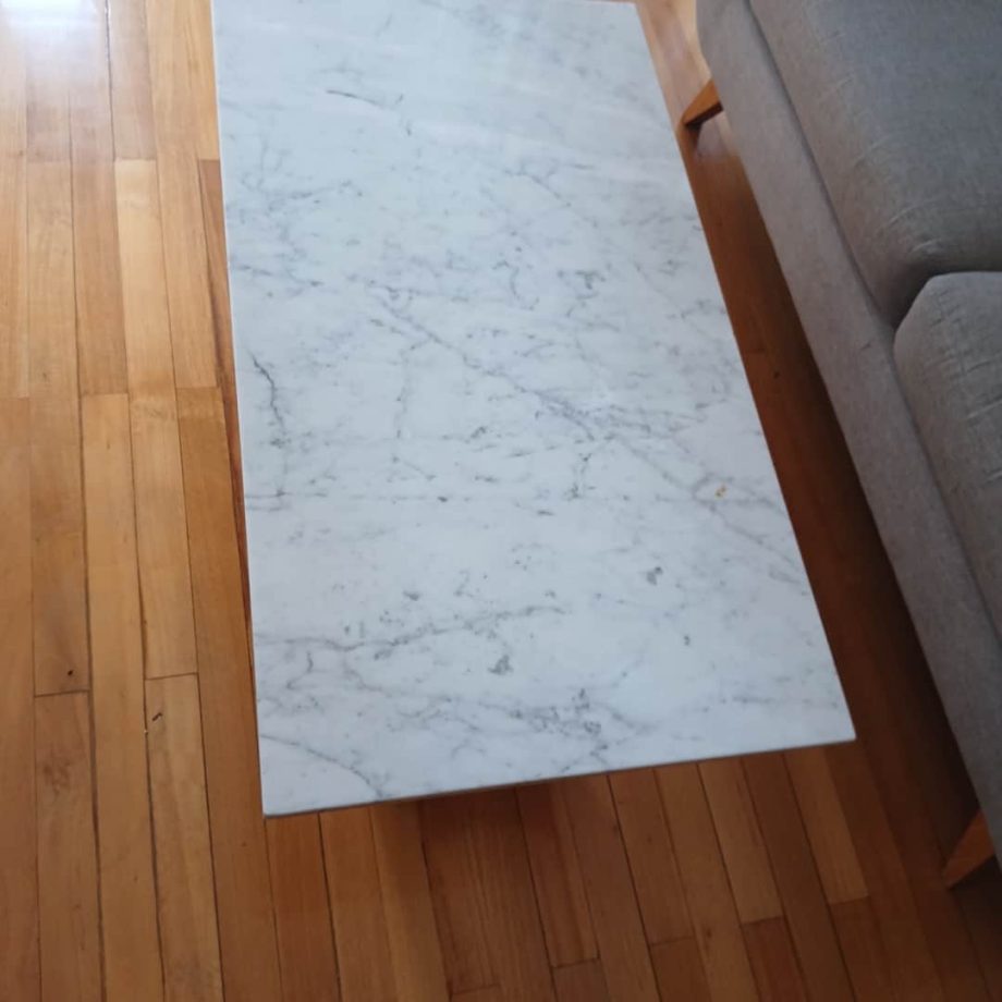 Mesa frente sofá tapa de mármol