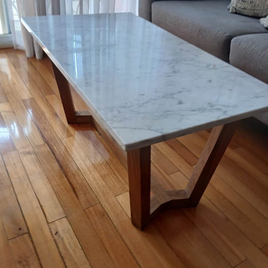 Mesa frente sofá tapa de mármol