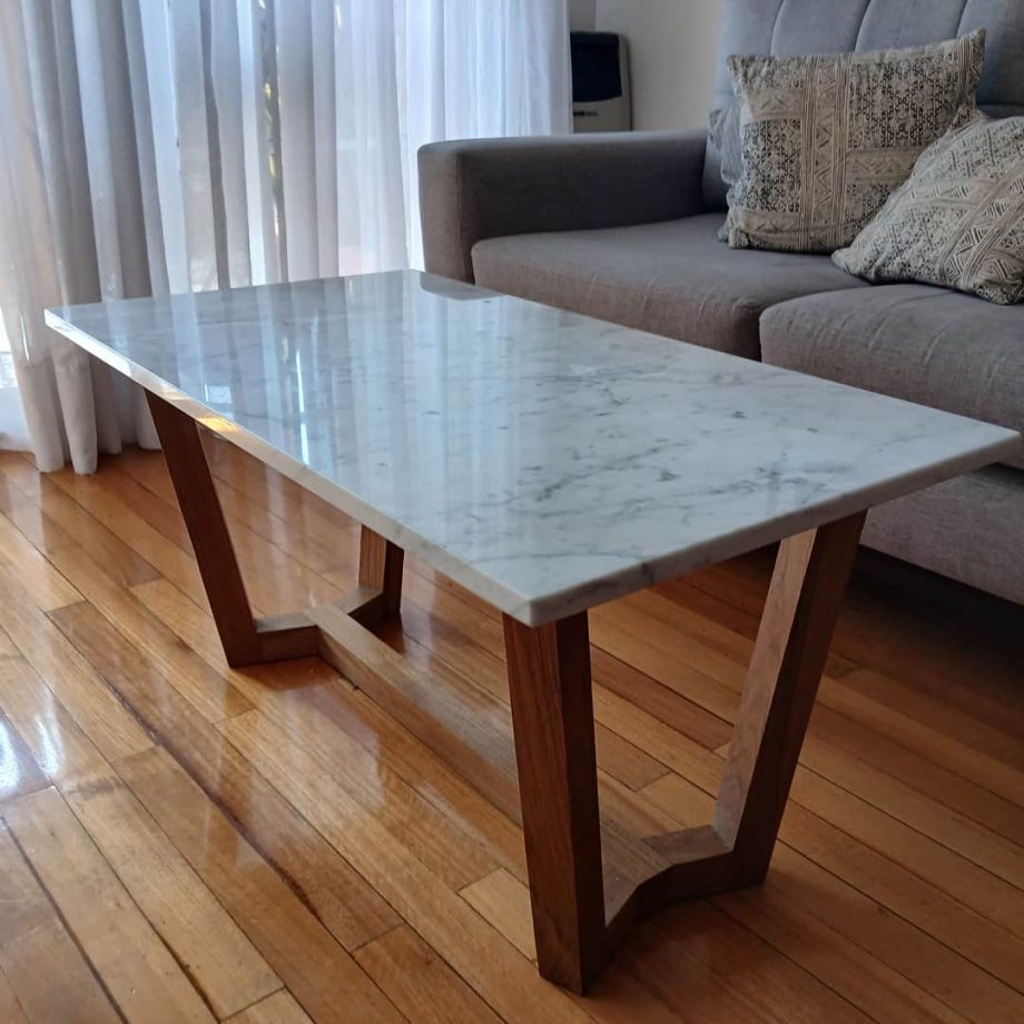 Mesa frente sofá tapa de mármol