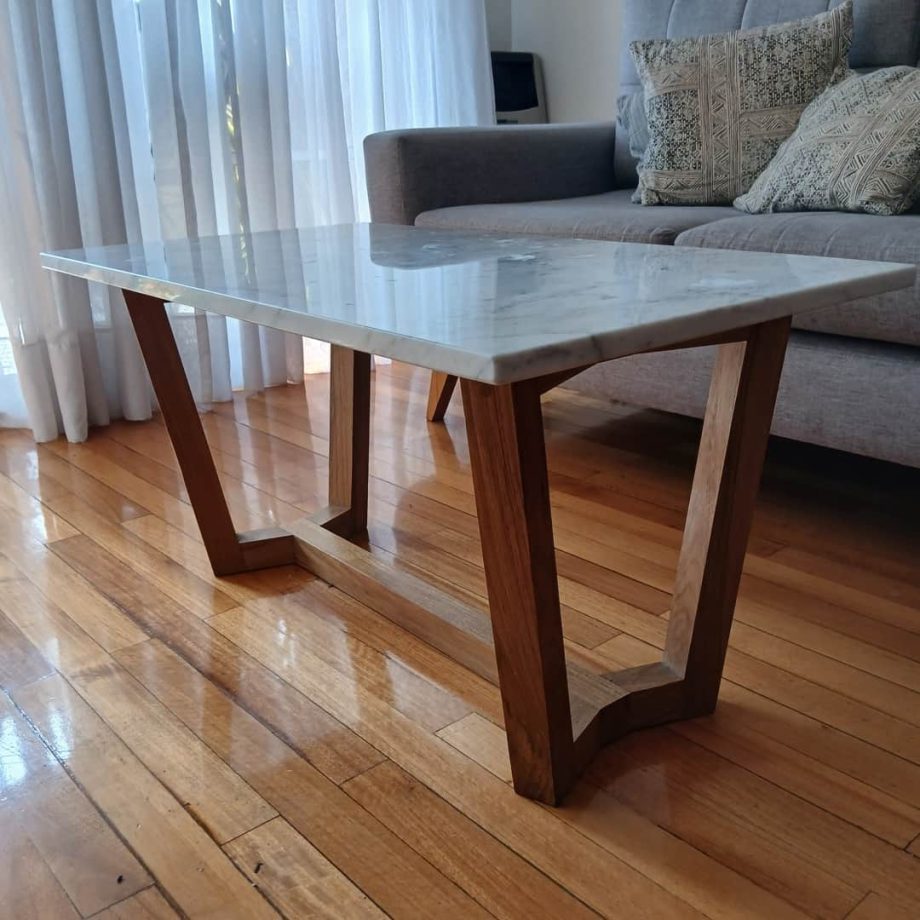 Mesa frente sofá tapa de mármol