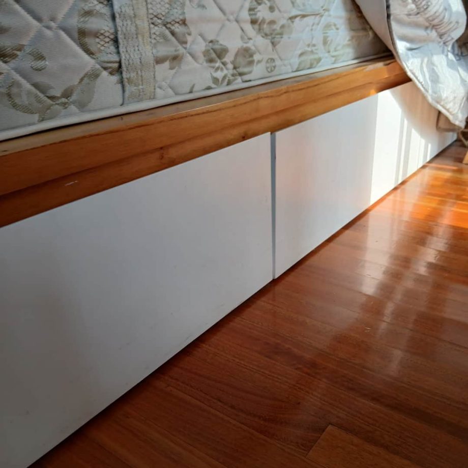 Cama con respaldo y colchón