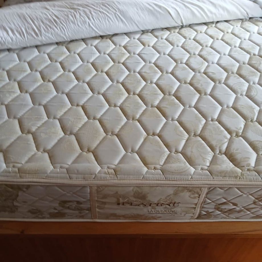 Cama con respaldo y colchón