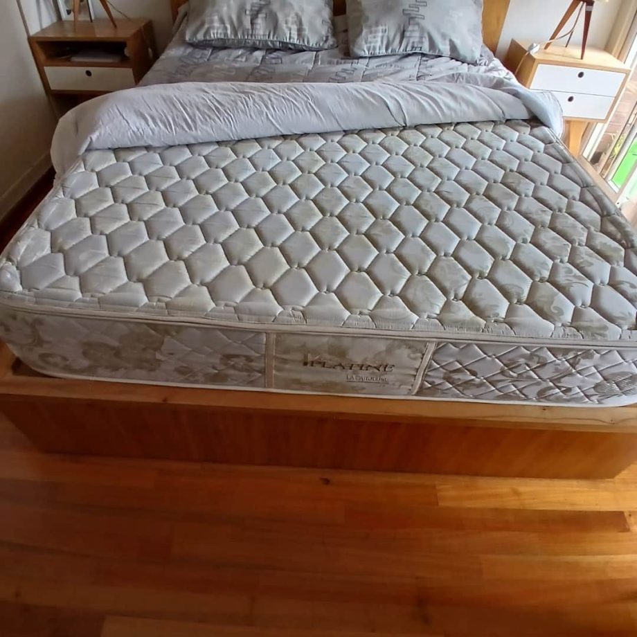 Cama con respaldo y colchón