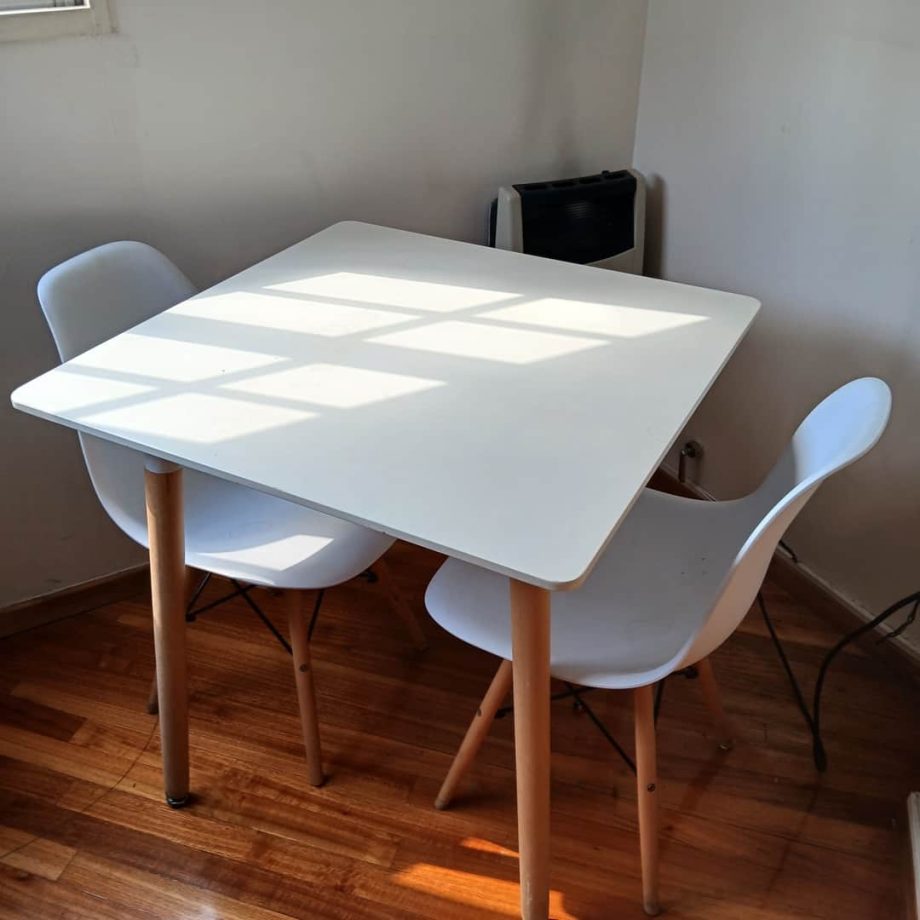 Mesa cuadrada con 2 sillas