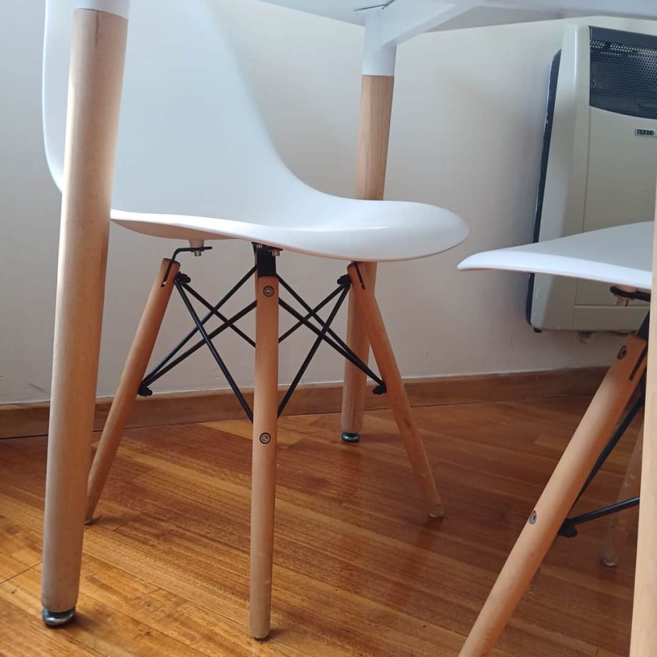 Mesa cuadrada con 2 sillas