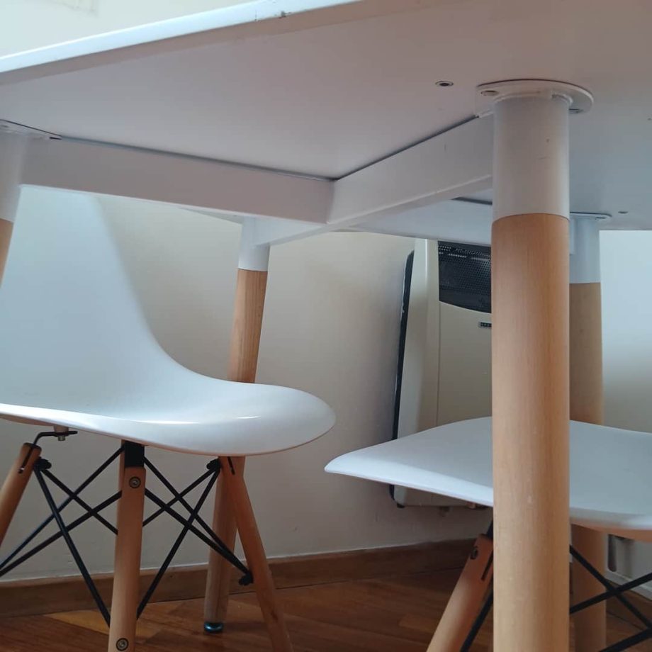 Mesa cuadrada con 2 sillas