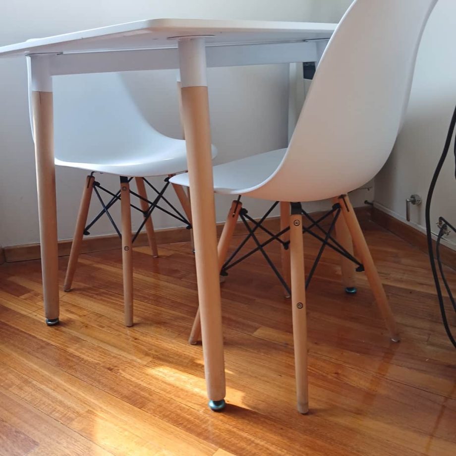 Mesa cuadrada con 2 sillas