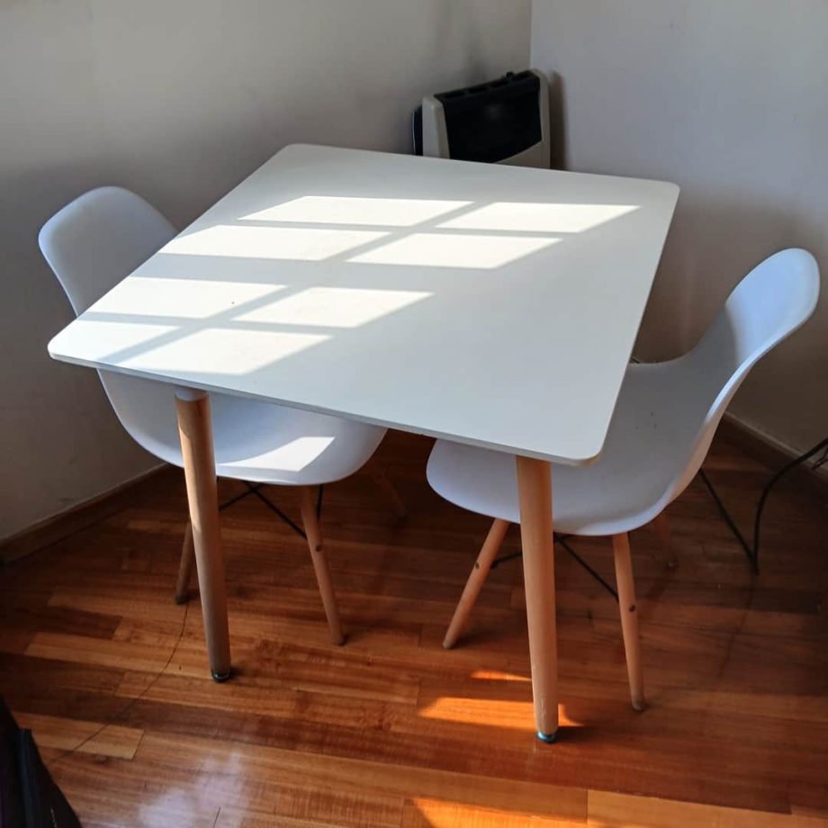 Mesa cuadrada con 2 sillas