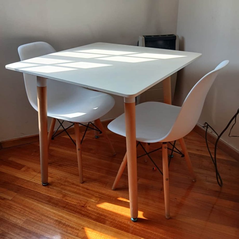 Mesa cuadrada con 2 sillas