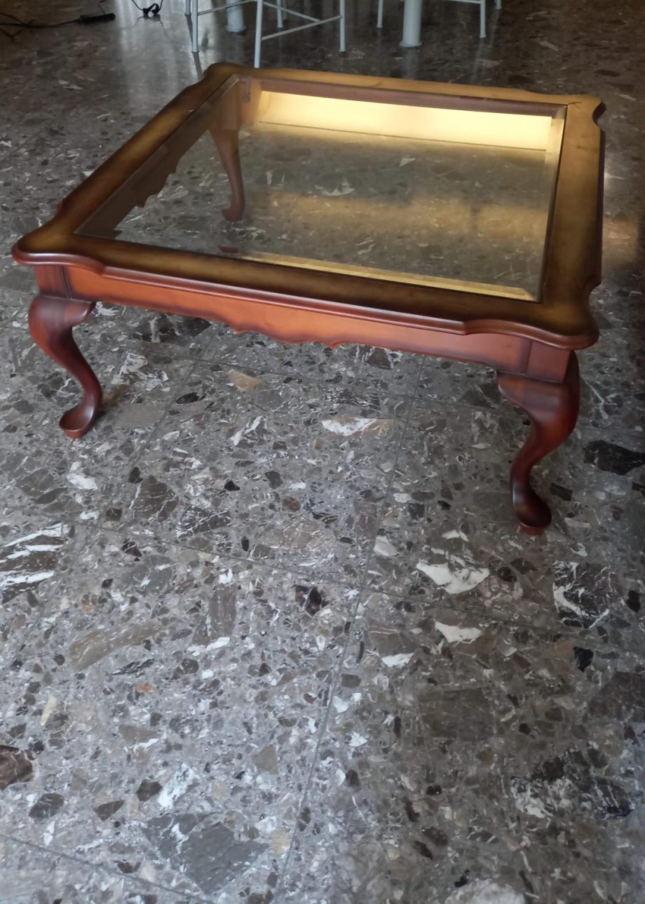 Mesa frente sofá estilo inglés