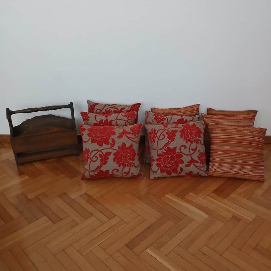 Almohadones y revistero