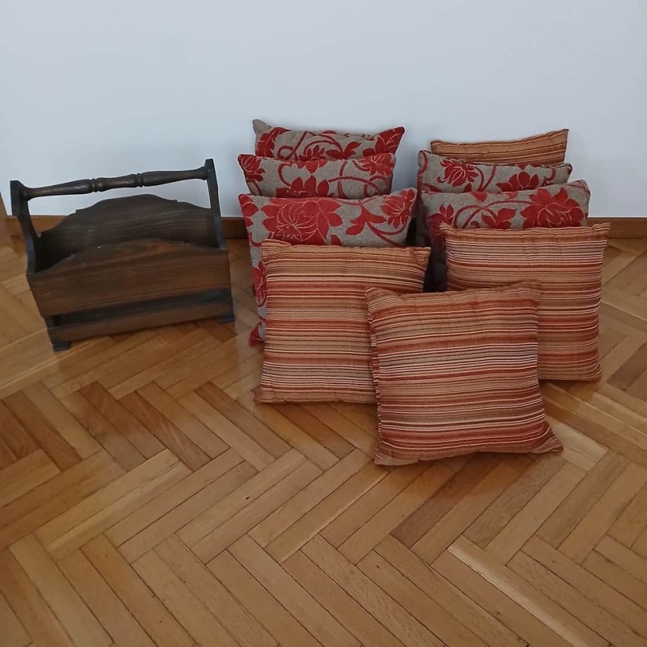 Almohadones y revistero