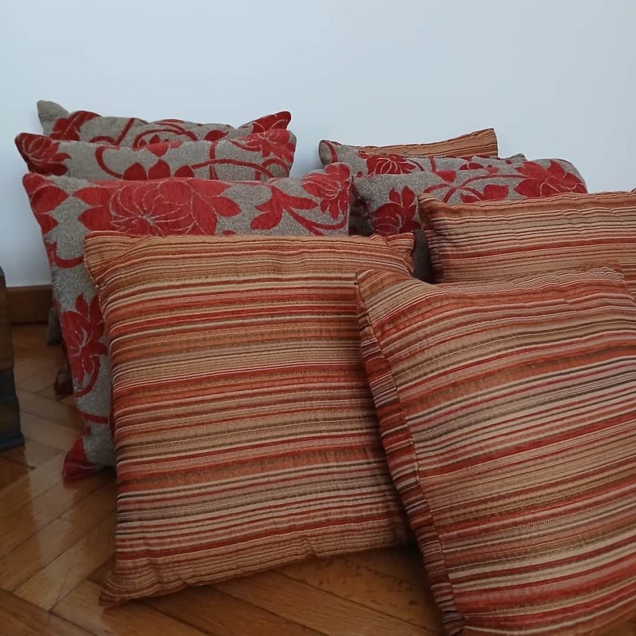 Almohadones y revistero