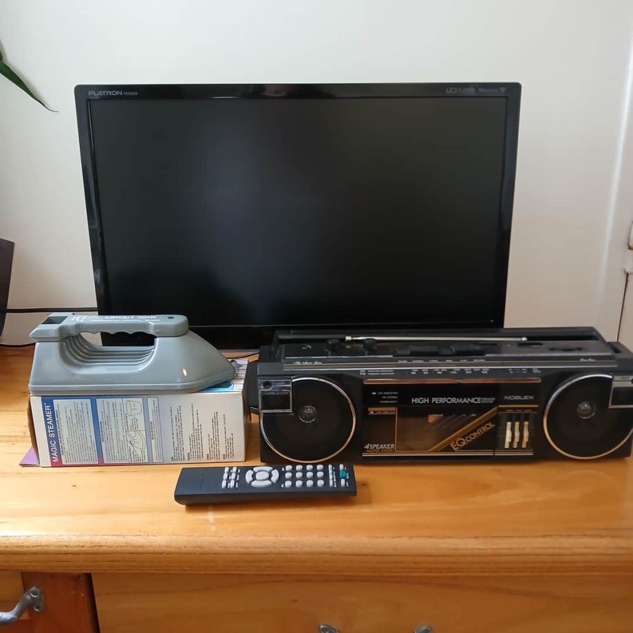 Monitor, plancha y radio