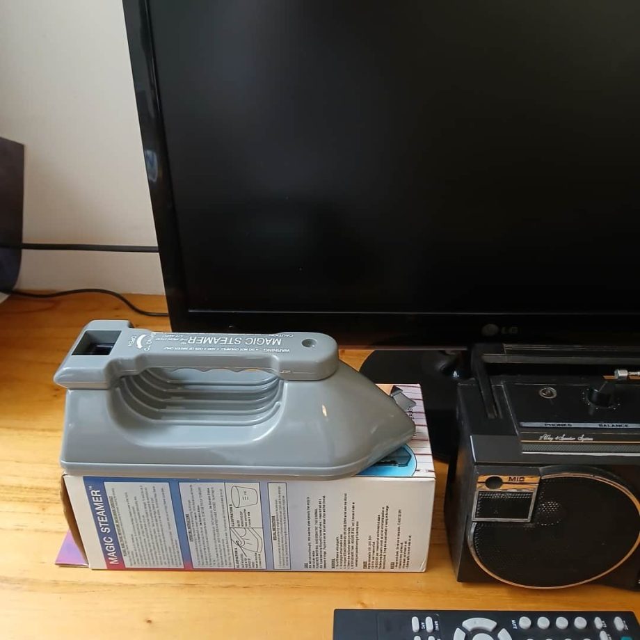 Monitor, plancha y radio