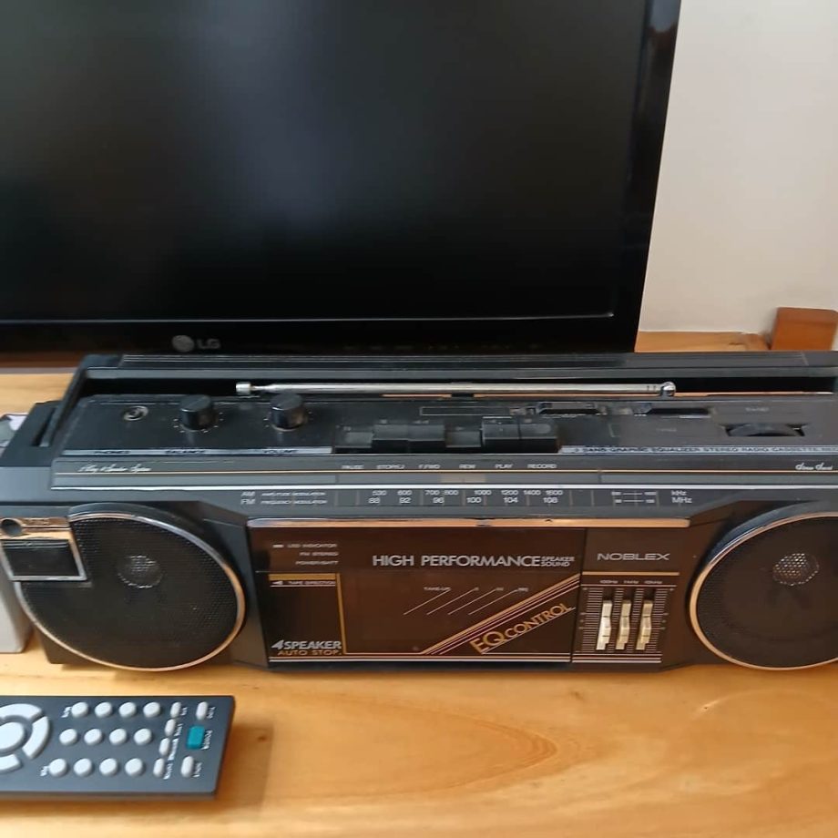 Monitor, plancha y radio
