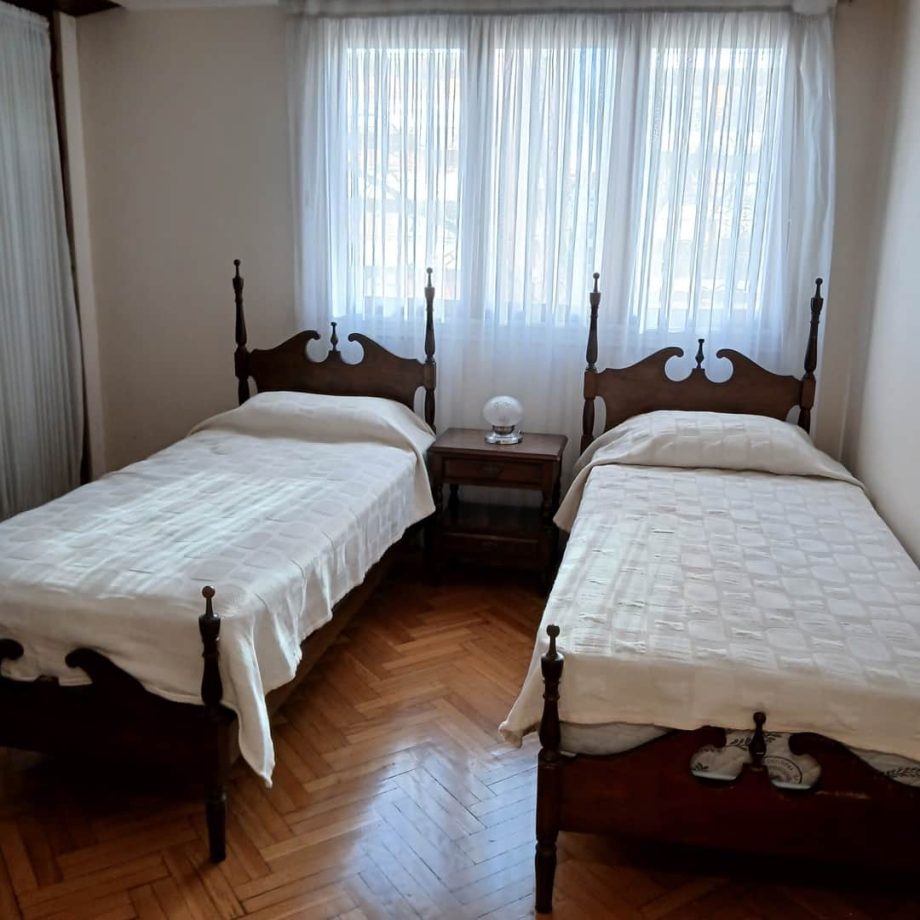 Camas + mesa de luz + lámpara