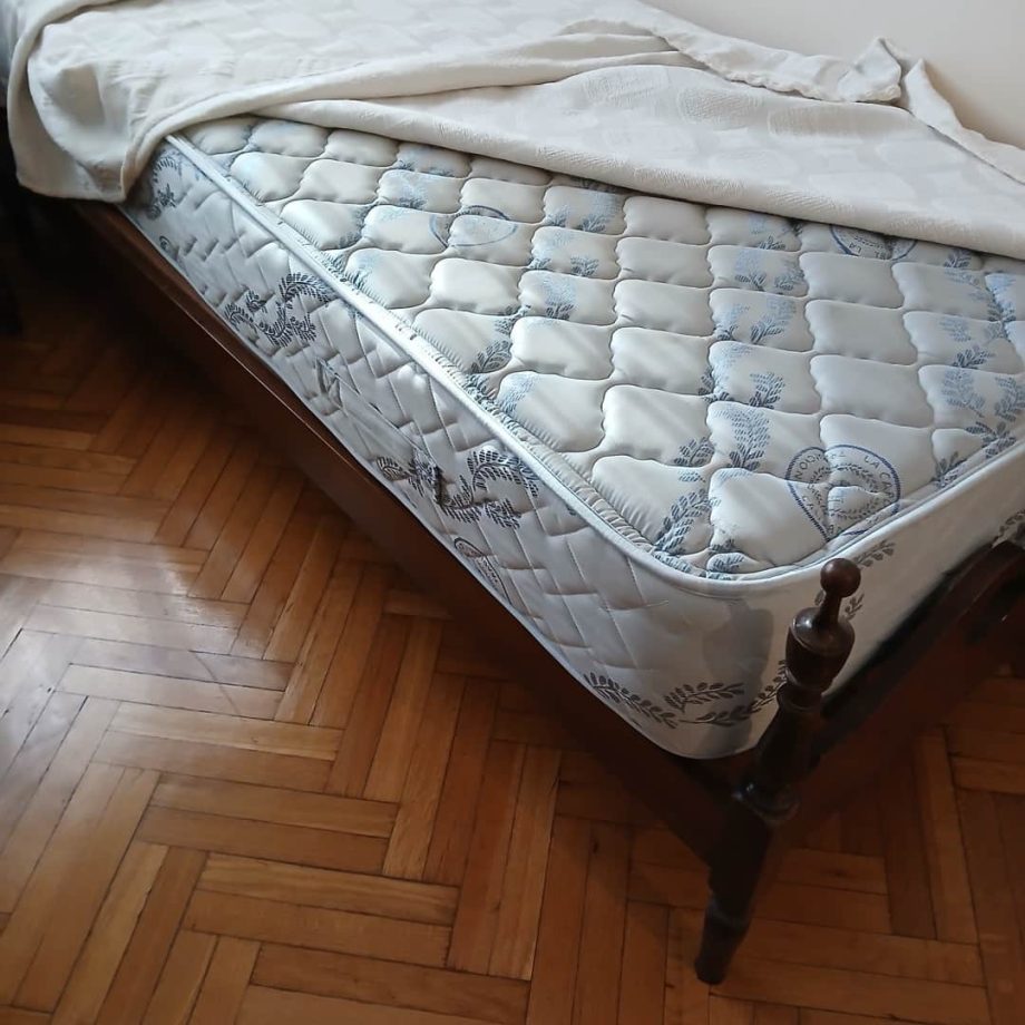 Camas + mesa de luz + lámpara