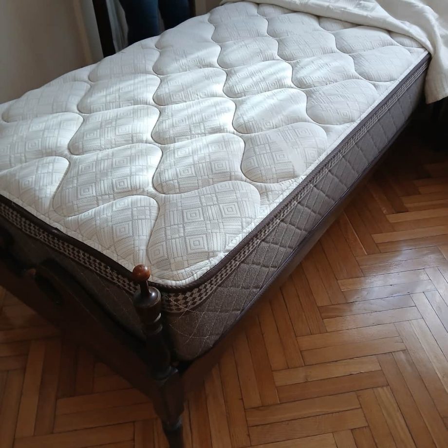 Camas + mesa de luz + lámpara
