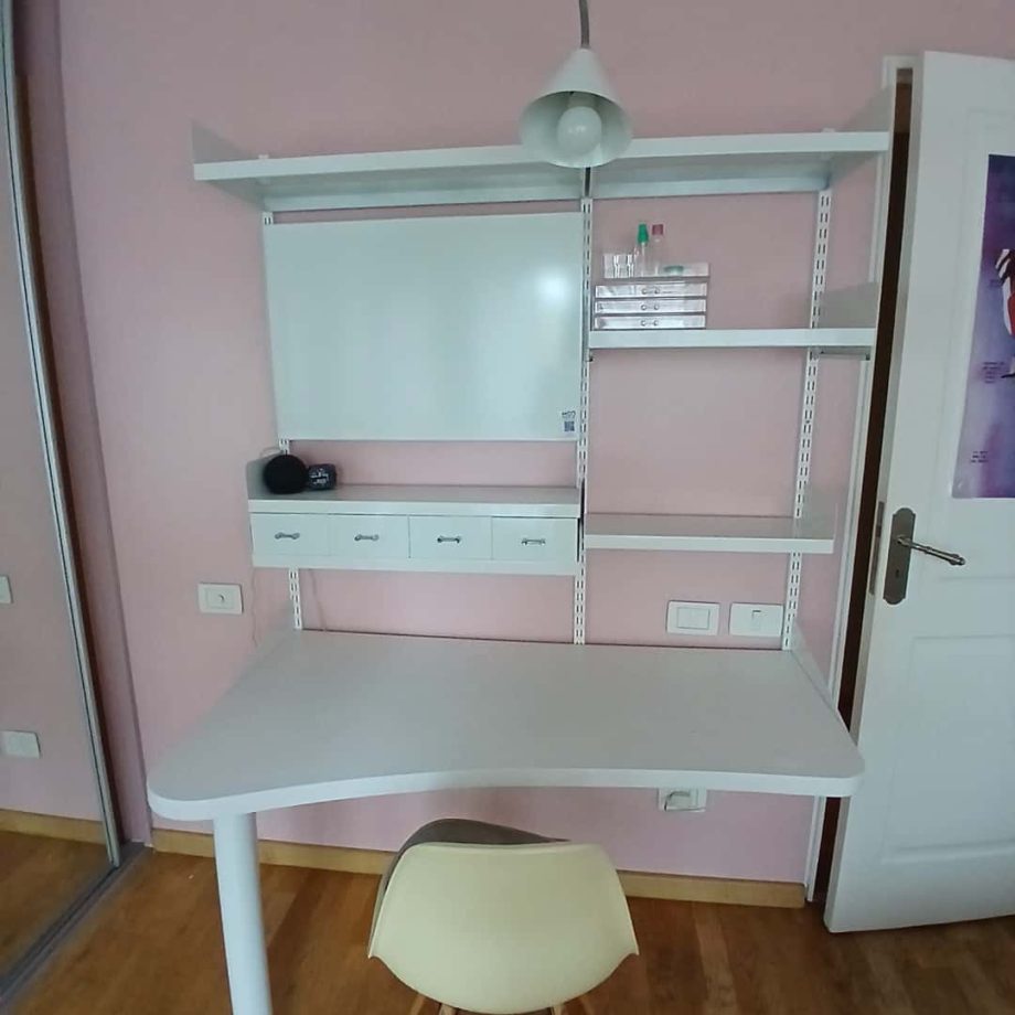 Escritorio con estantes + silla