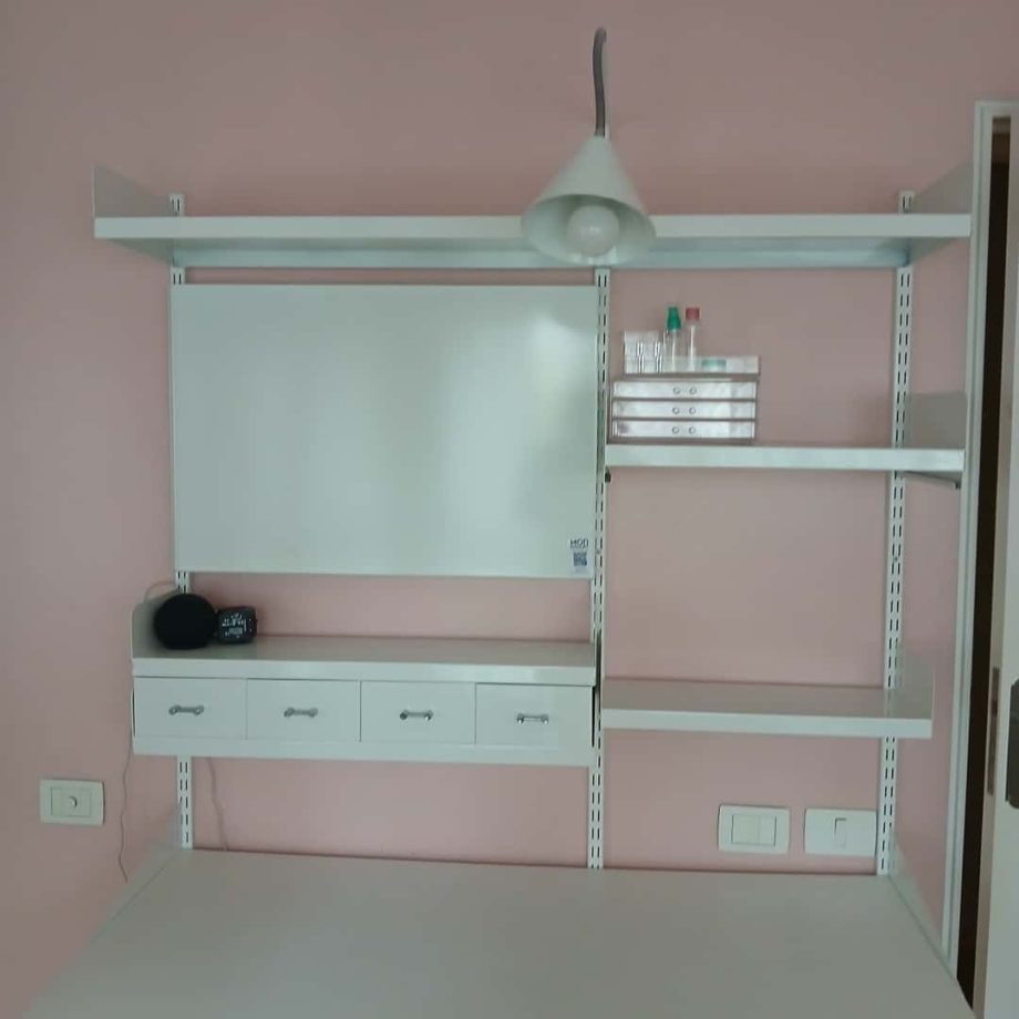 Escritorio con estantes + silla