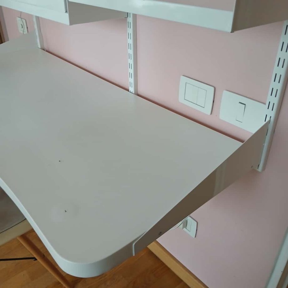 Escritorio con estantes + silla