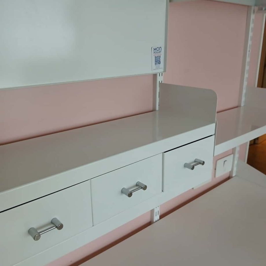 Escritorio con estantes + silla