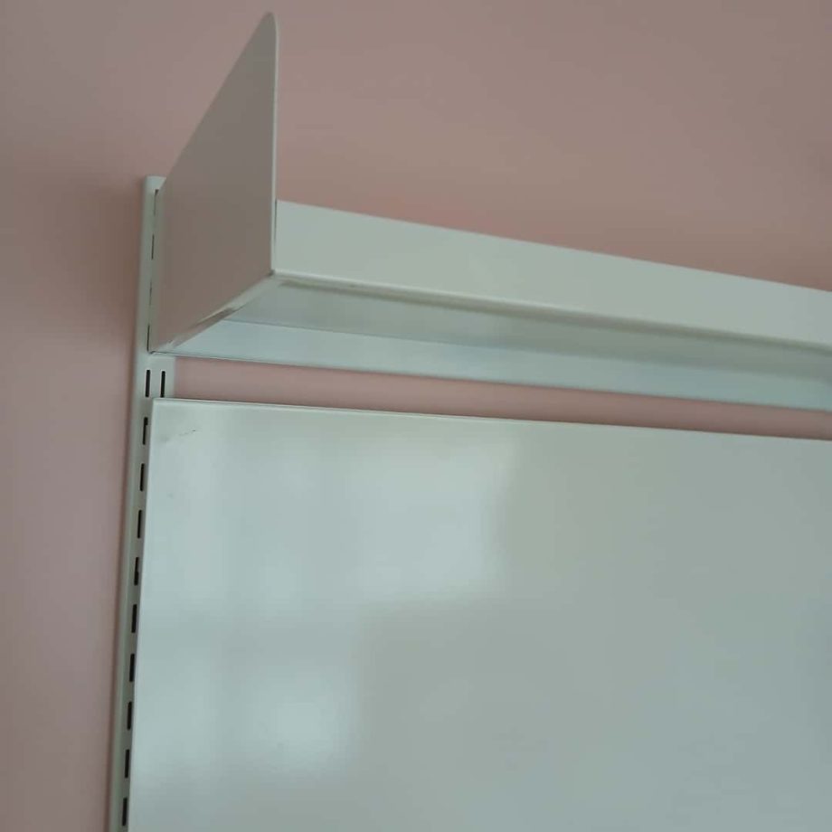 Escritorio con estantes + silla