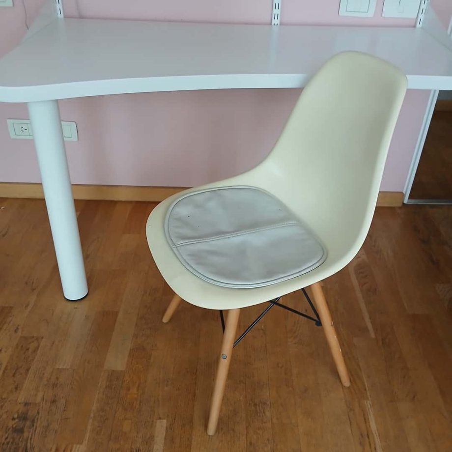 Escritorio con estantes + silla