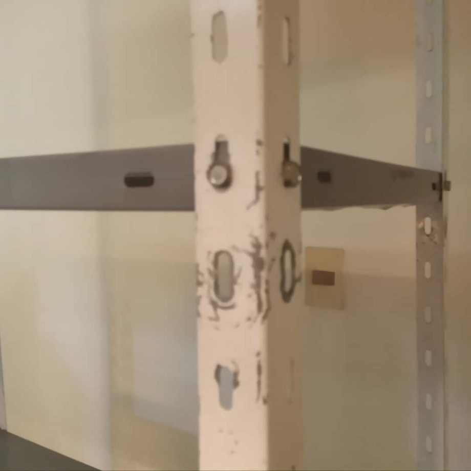 Estantería de metal
