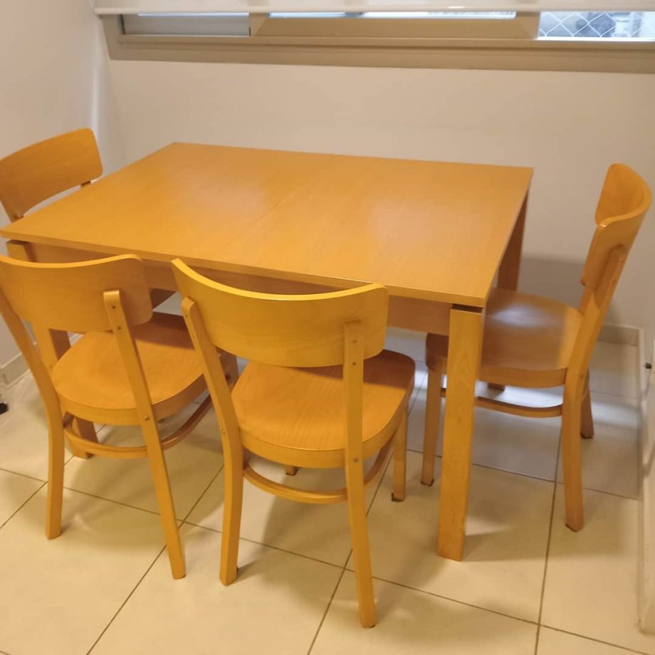 Mesa con 4 sillas