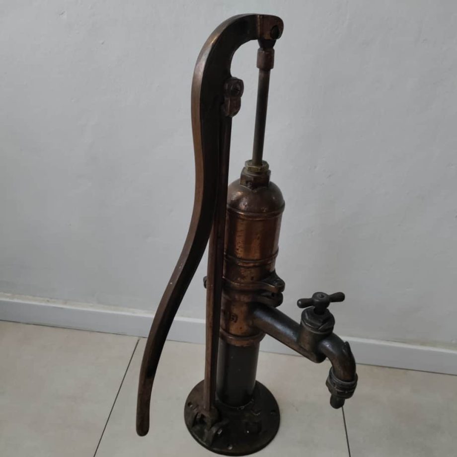 Bomba de agua antigua