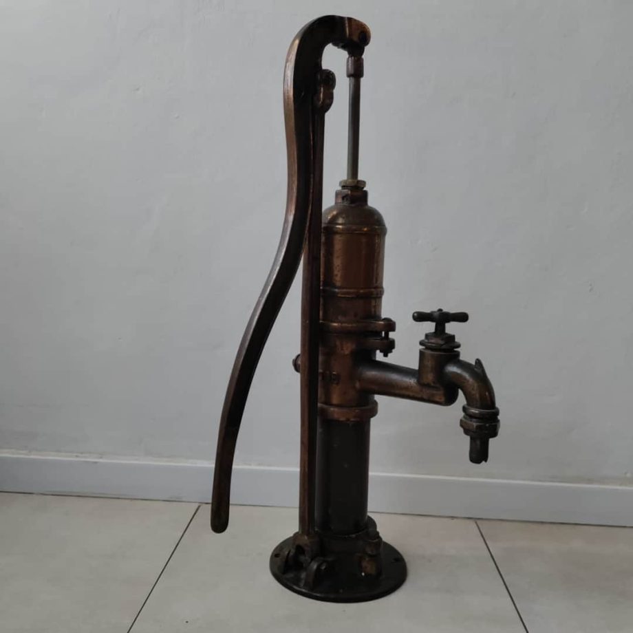 Bomba de agua antigua