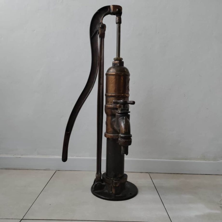 Bomba de agua antigua