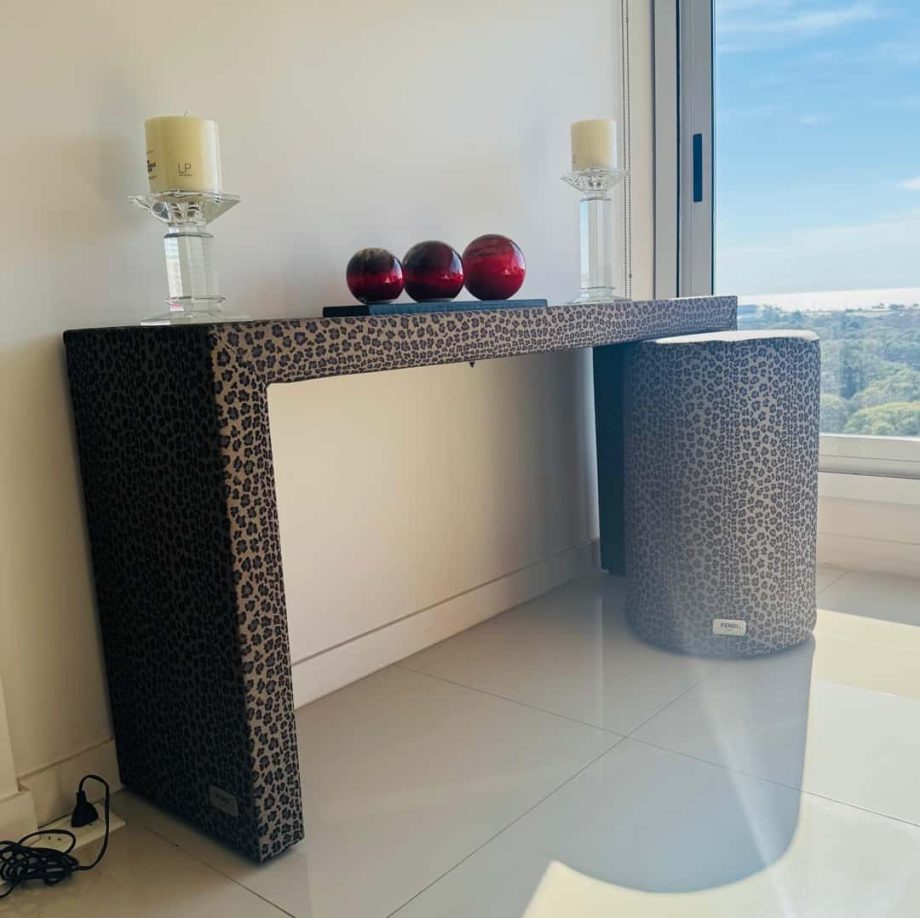 Consola Fendi con banqueta