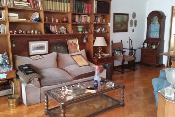 Sofá 2 cuerpos tapizado en pana color visón; sofá 2 cuerpos negro en eco cuero; sillón 1 cuerpo; banqueta estilo Chippendale; sillón 1 cuerpo escritorio tapizado pana color habano; escabel; 2 sillas estilo Inglés; mesas auxiliares: mesa doble pedestal en roble, estilo Inglés, doble plano hierro patinado y vítrea; vajillero con alzada vitrina, otro pequeño; comedor...