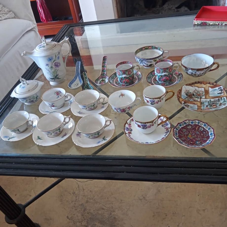 Lote de tazas, platos y tetera