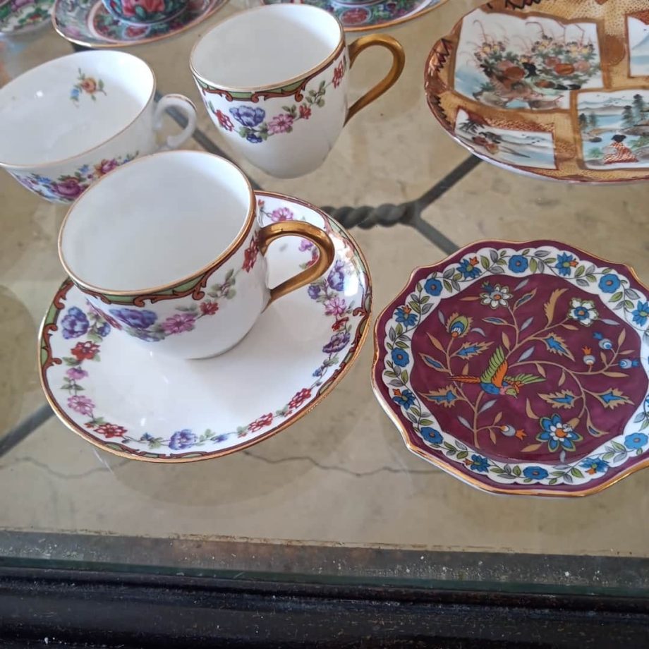 Lote de tazas, platos y tetera